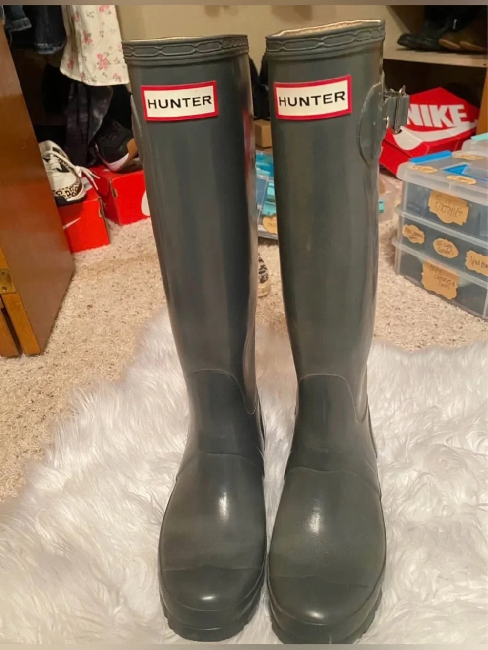 Hunter Gloss Tall Rain Boots in gray/ size 6